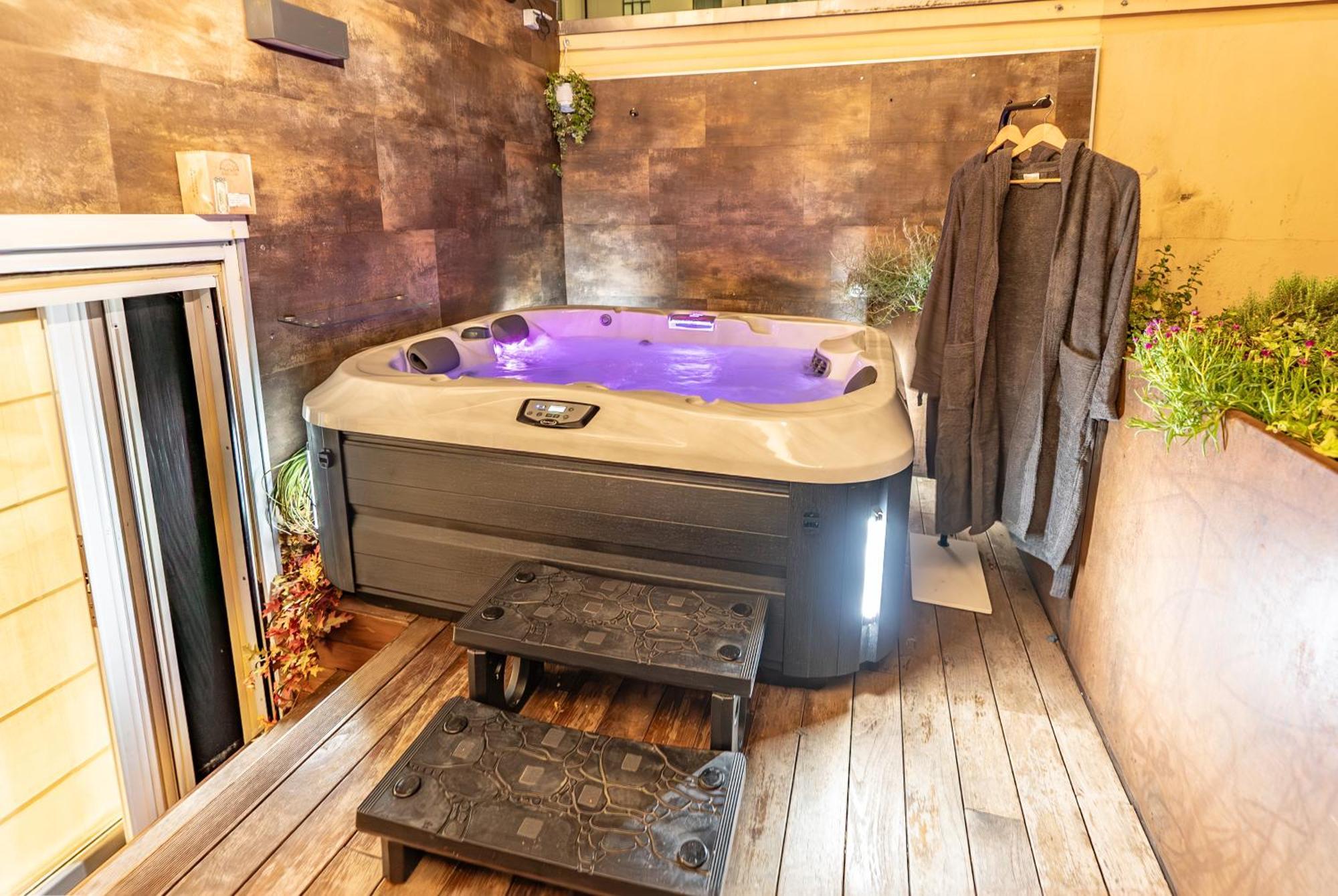 Luxe & Central Haven - Jacuzzi, Sauna, Steam, Private Parking โกโม ภายนอก รูปภาพ